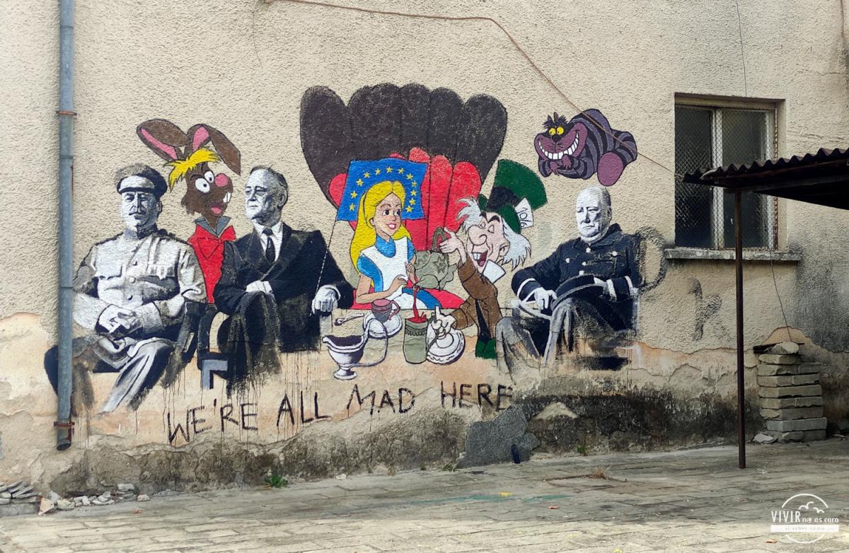 Staro Zhelezare: street art. Alicia y los locos (Bulgaria)