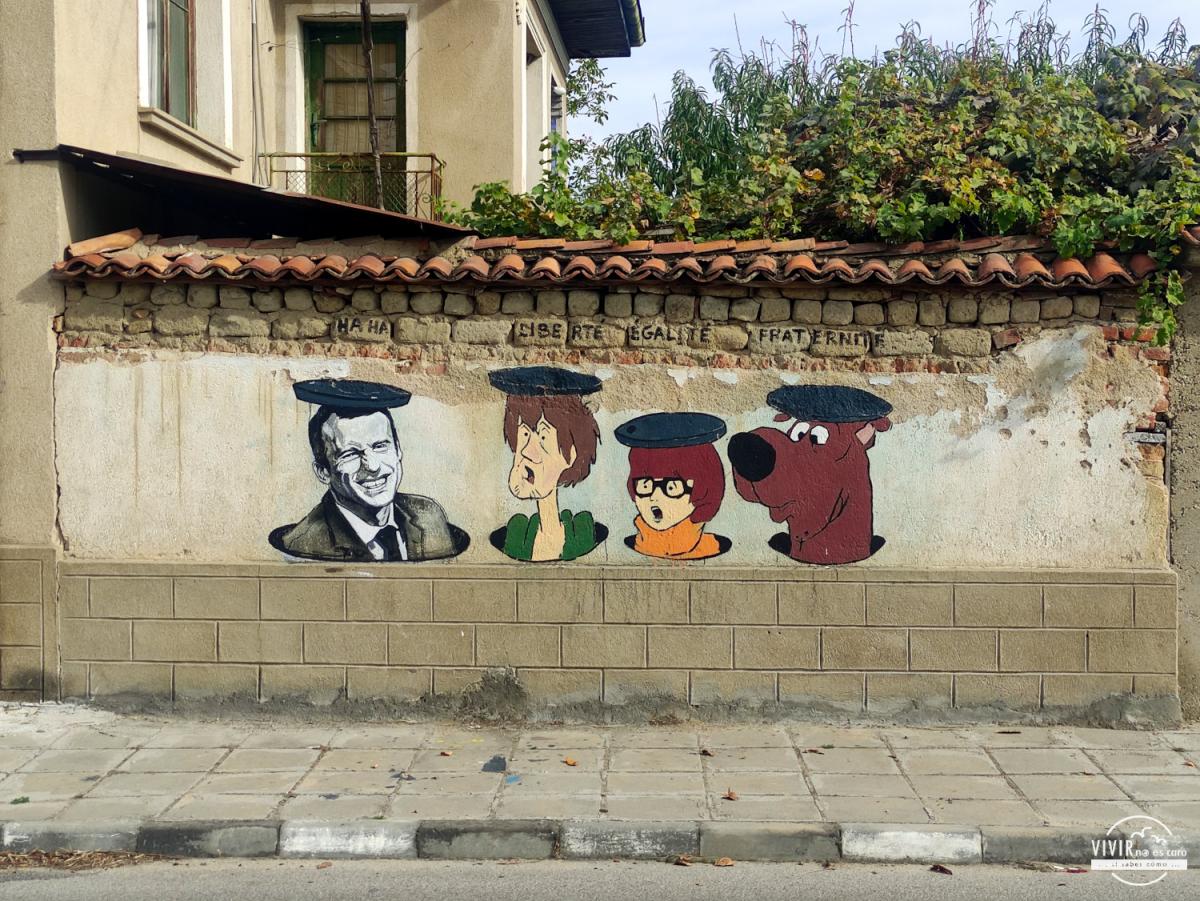 Staro Zhelezare: street art. Macron y Scooby Do (Bulgaria)