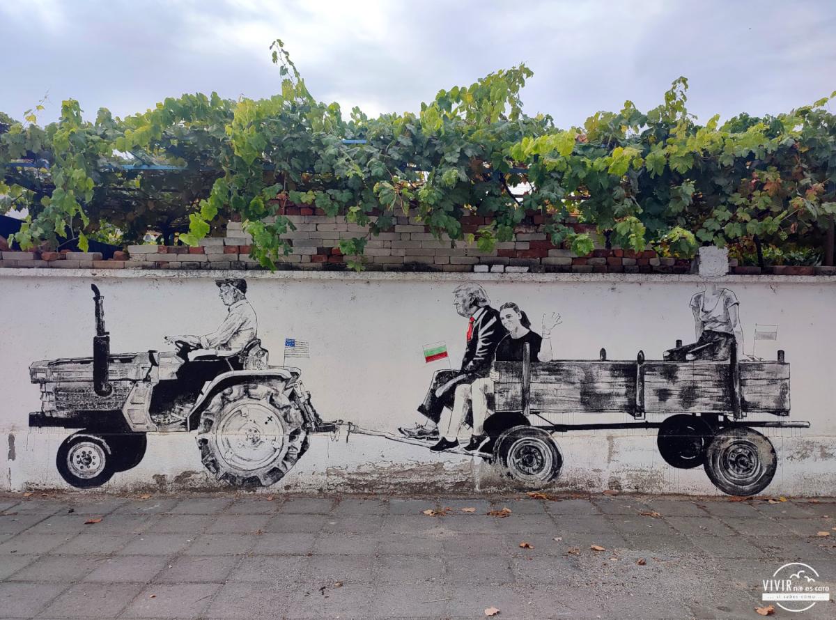 Staro Zhelezare: street art. Tractor con Donald Trump (Bulgaria)