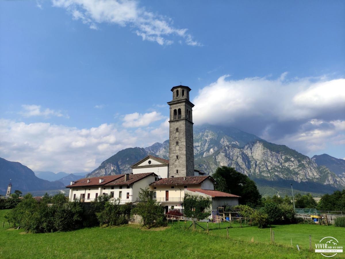 Torre iglesia en Cavazzo Carnico (Údine, Italia)