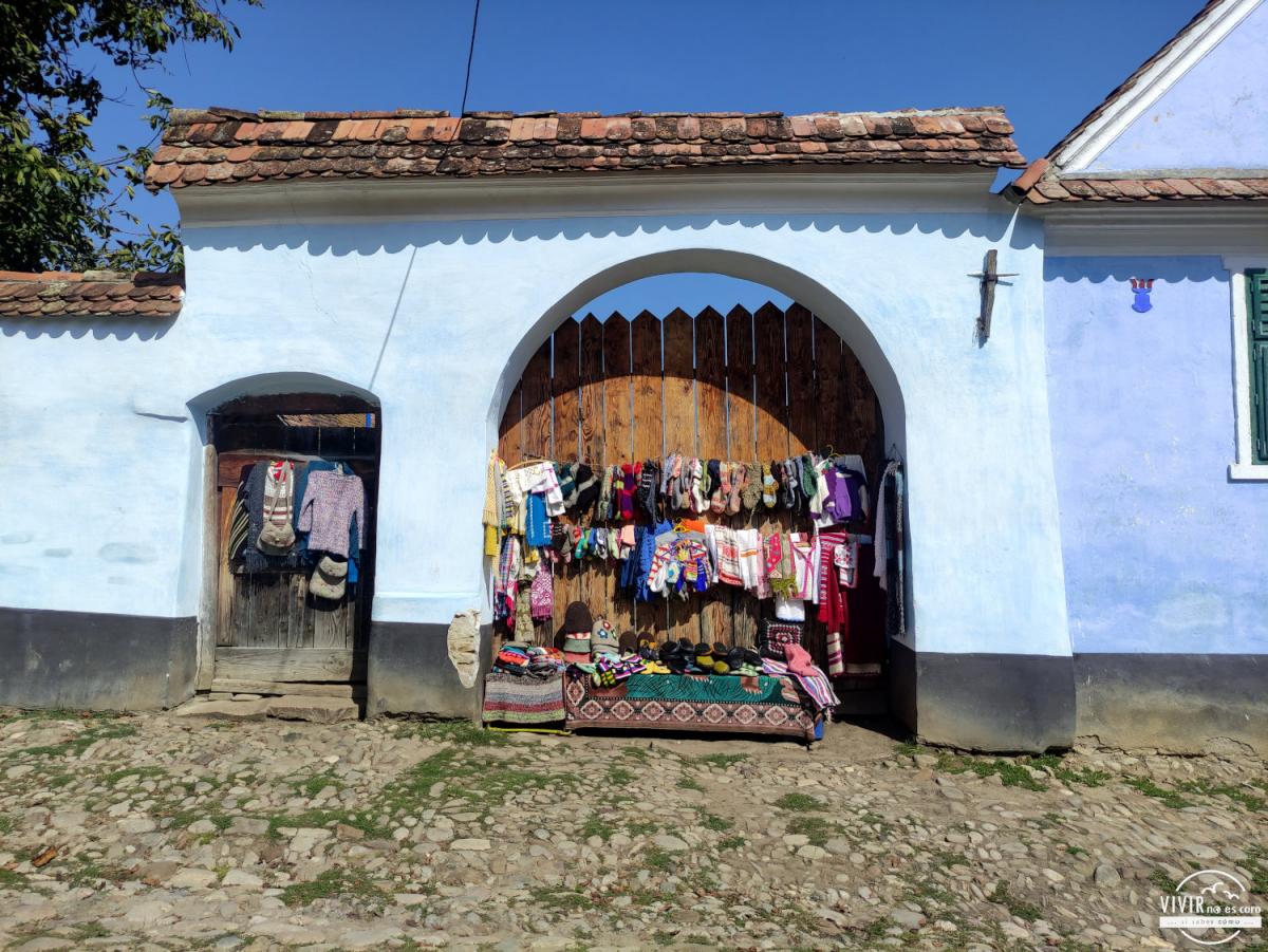 Venta de ropa artesana en Viscri (Transilvania, Rumanía)