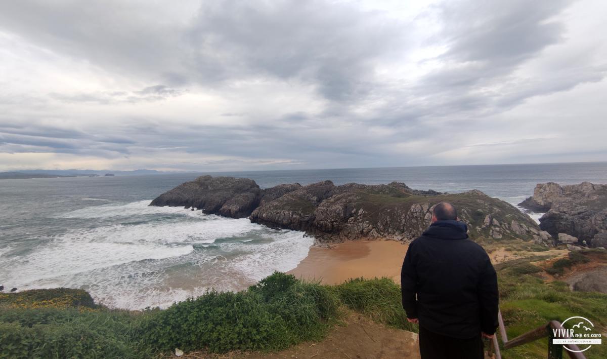 Acceso a la Playa nudista de Somocuevas (Cantabria)