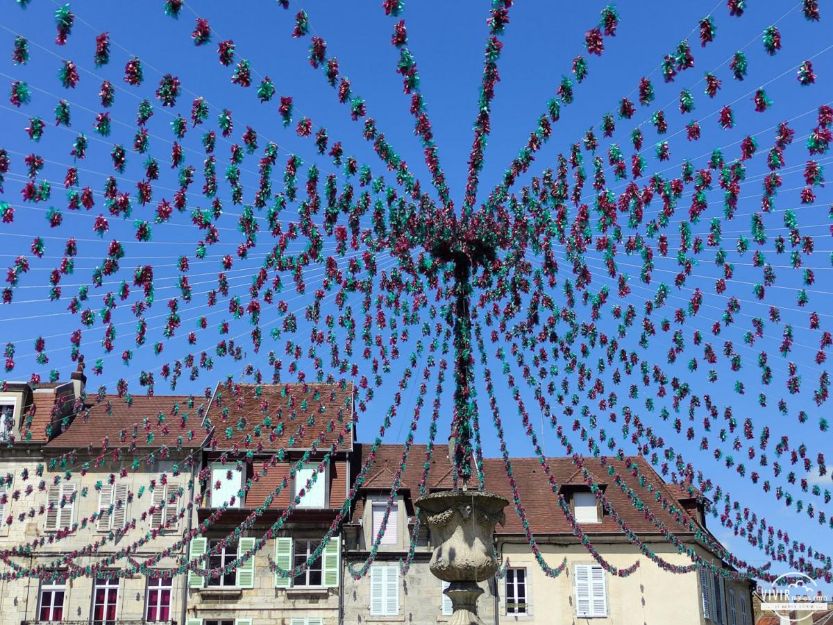 Banderines de la Plaza de la Libertad de Arbois (Jura, Francia)