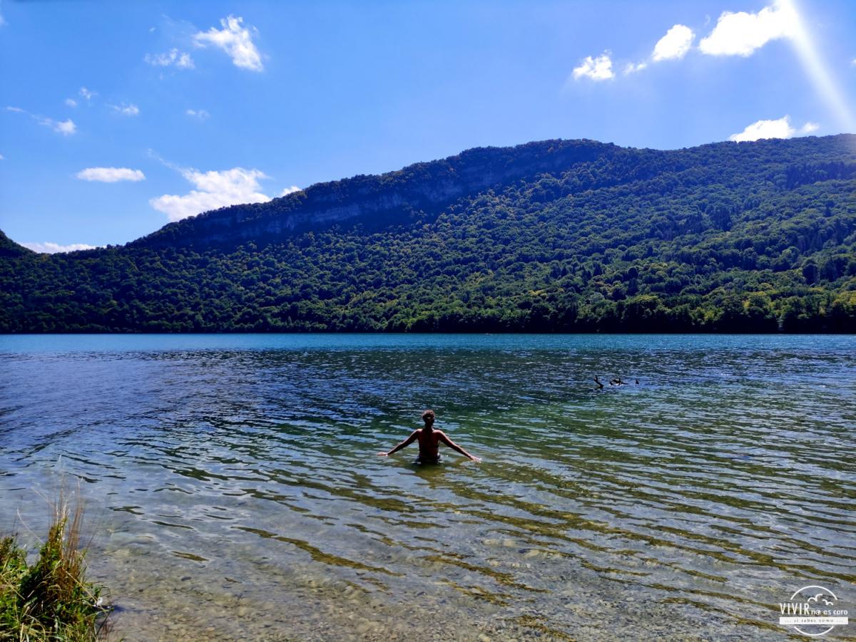 Carol bañandose en el Lac Vouglans (Jura, Francia)