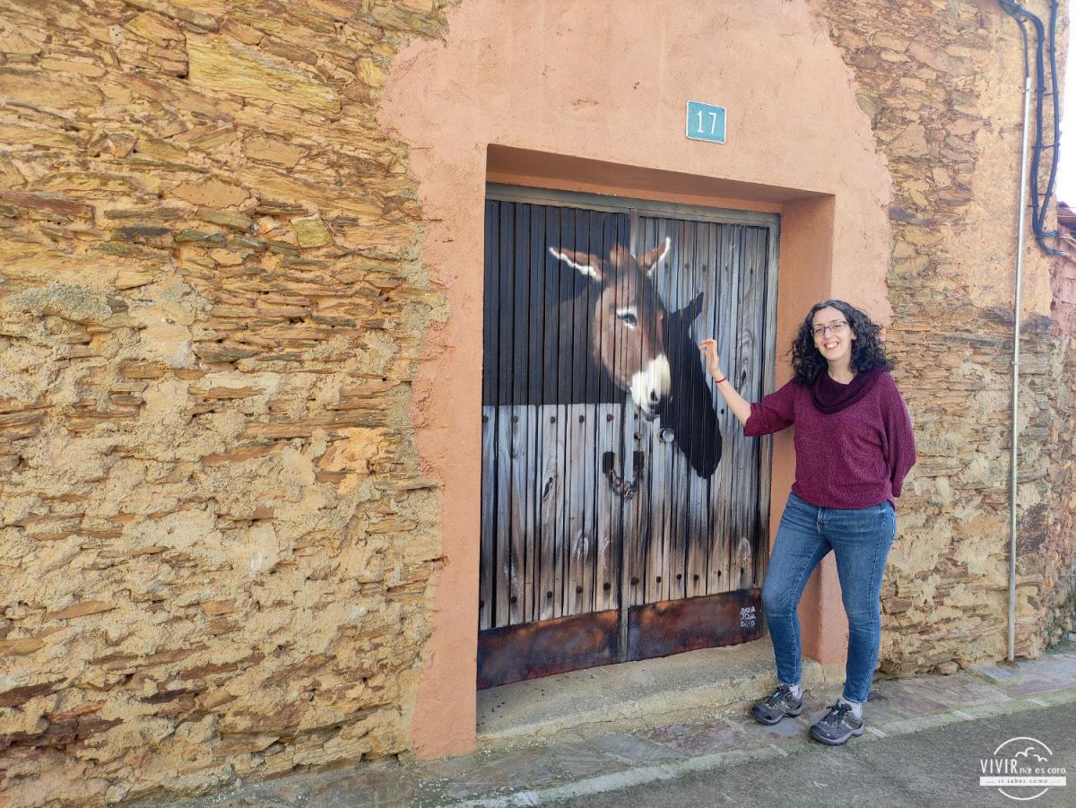 Puerta pintada con Cabeza de burro en Romangordo (Cáceres)