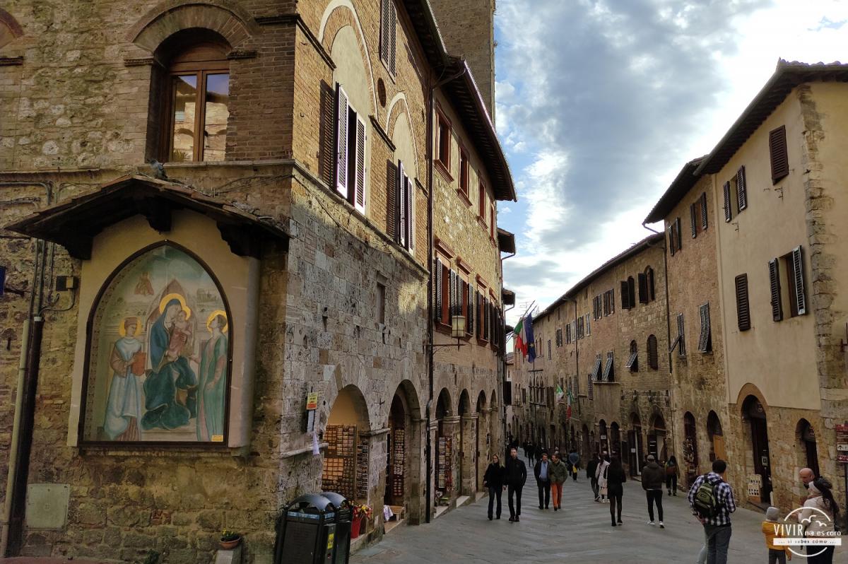 Calle en San Gimignano (La Toscana, Italia)