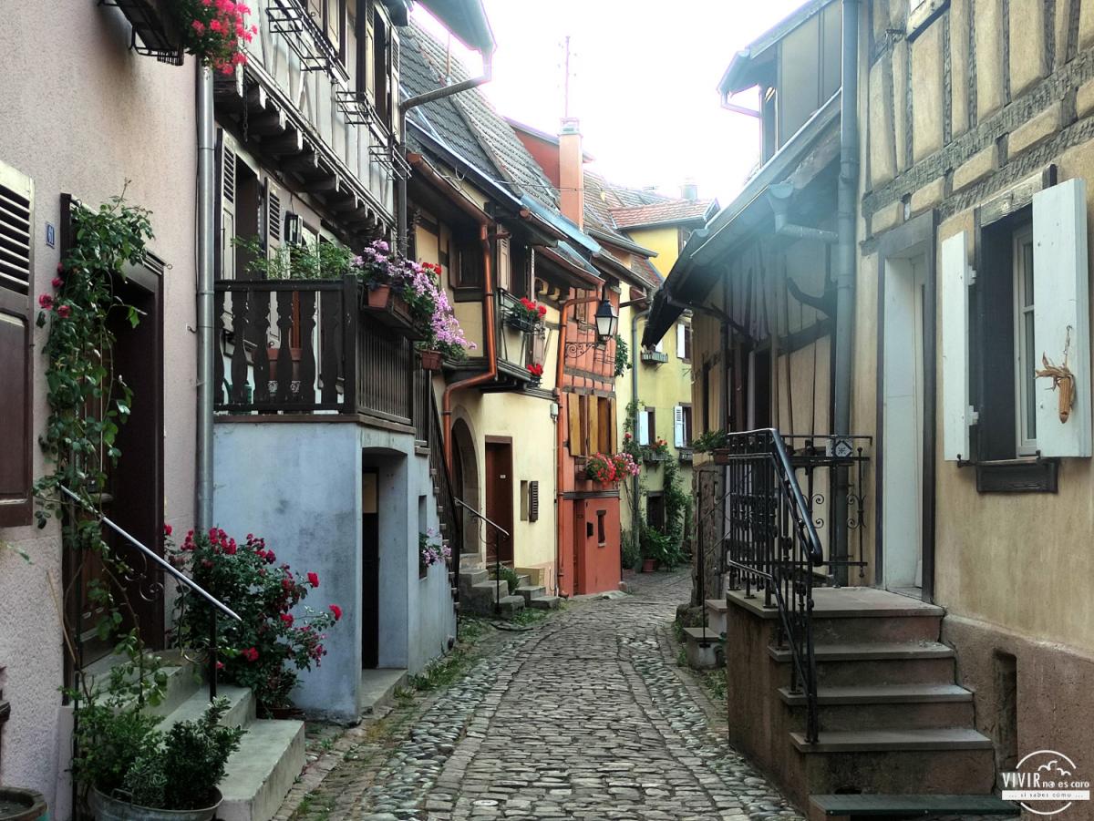 Una calle de Eguisheim (Alsacia, Francia)