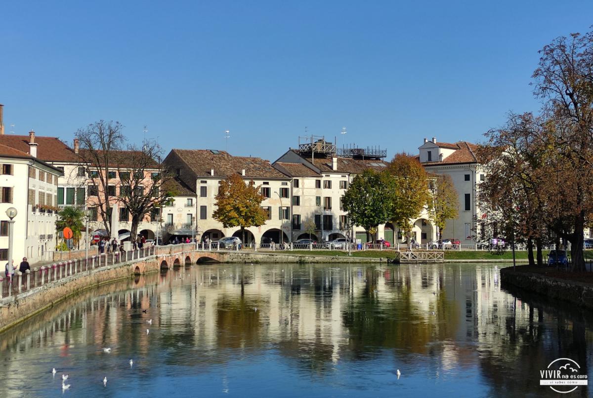 Canal en la ciudad de Treviso (Italia)
