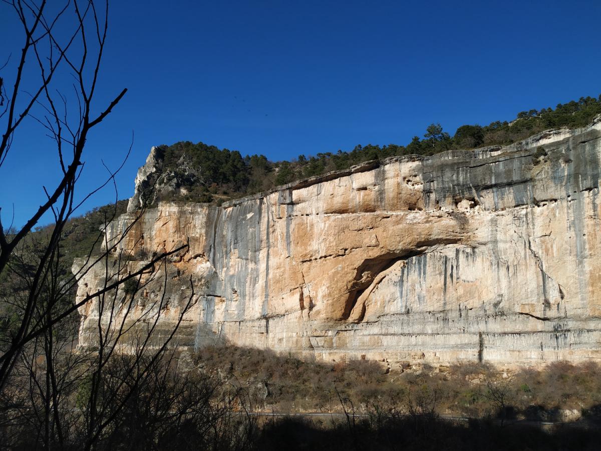 Cañón Hoz de Beteta frente a la Cueva de la Ramera (Cuenca)