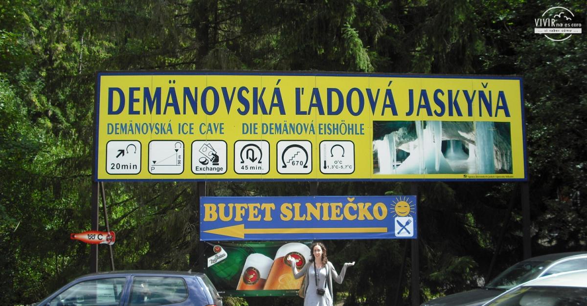 Cartel en eslovaco e inglés en la cueva del hielo (Eslovaquia)