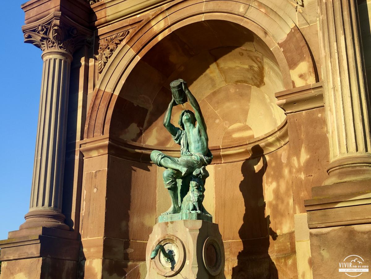 Estatua Petit Vigneron de Bartholdi en el Mercado de Colmar (Alsacia)