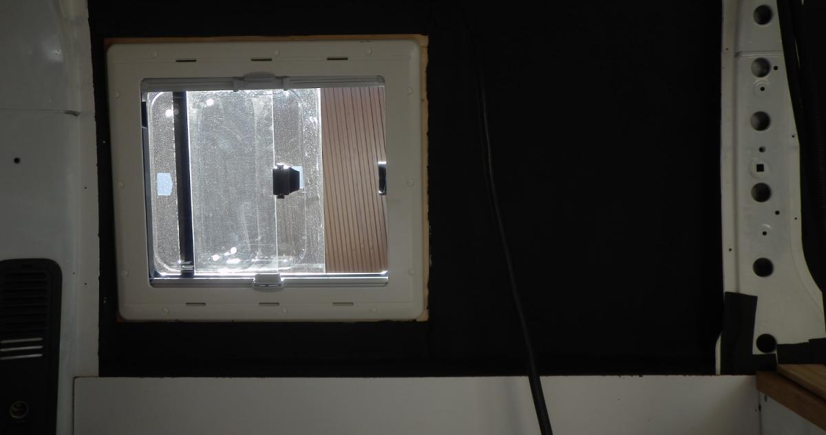 Cómo instalar una ventana en una furgoneta camper