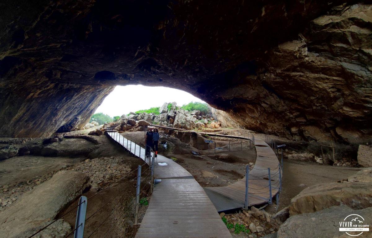 Cueva prehistórica Franchti Cave (Peloponeso, Grecia)