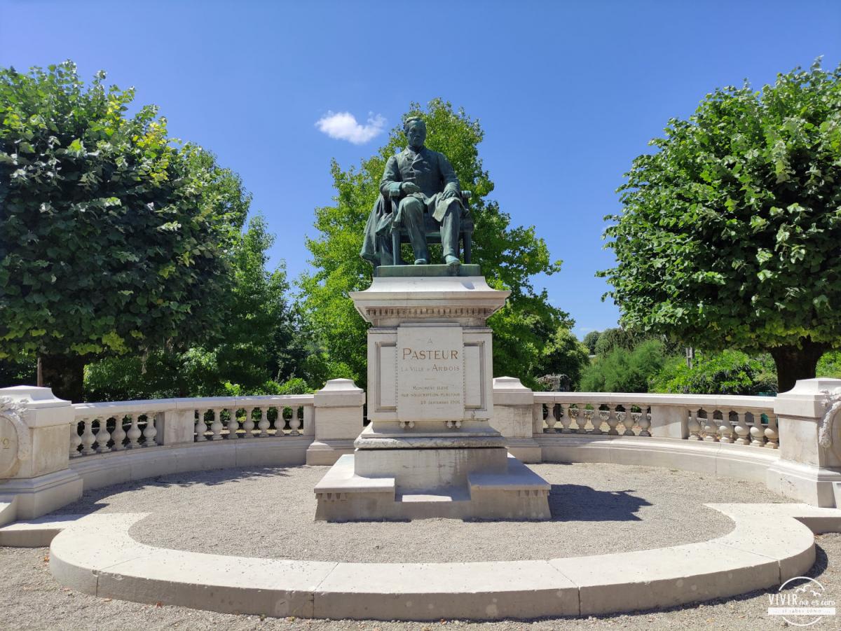 Estatua homenaje a Louis Pasteur en Arbois (Jura, Francia)