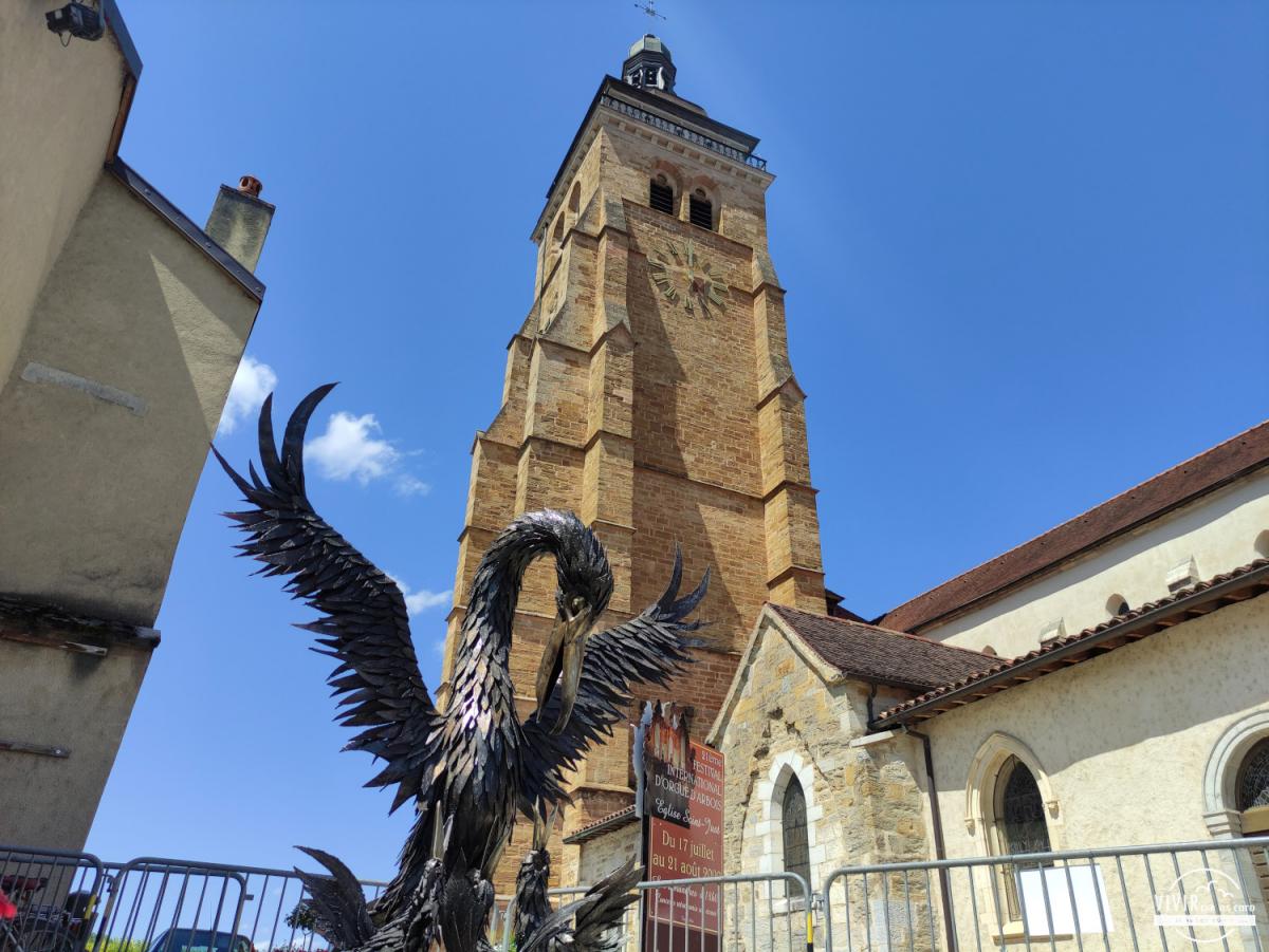 Campanario de la Iglesia de Arbois y escultura del Película, símbolo de la ciudad