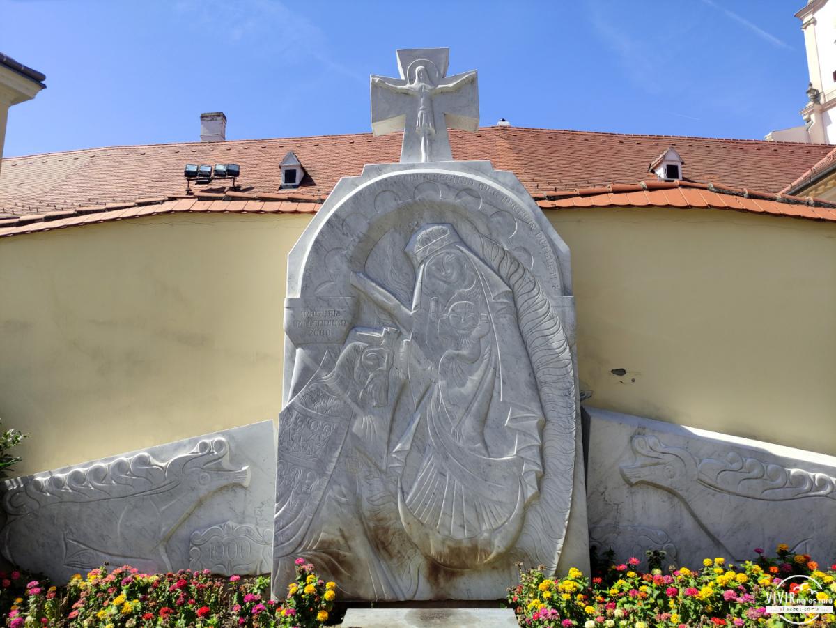 Escultura virgen Catedral de Györ (Hungría)