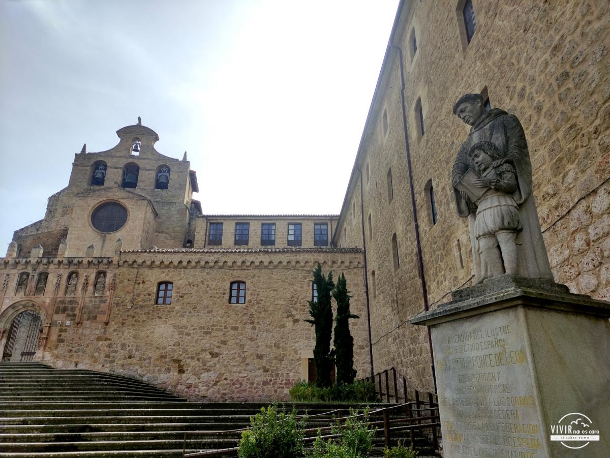 Estatua en honor a Fray Pedro Ponce de León, pionero en la enseñanza sordomudos