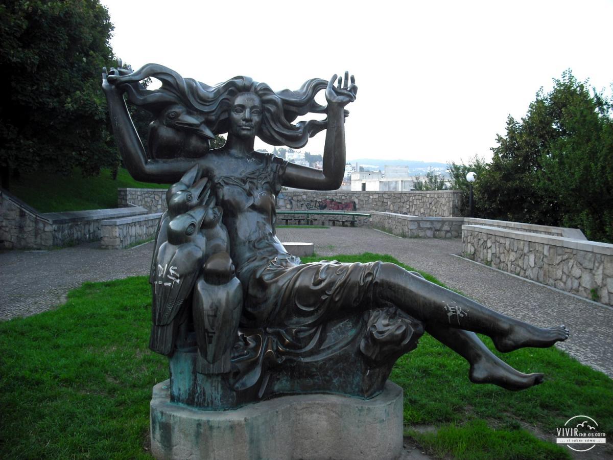 Estatua mujer con cuervos en el Castillo de Bratislava