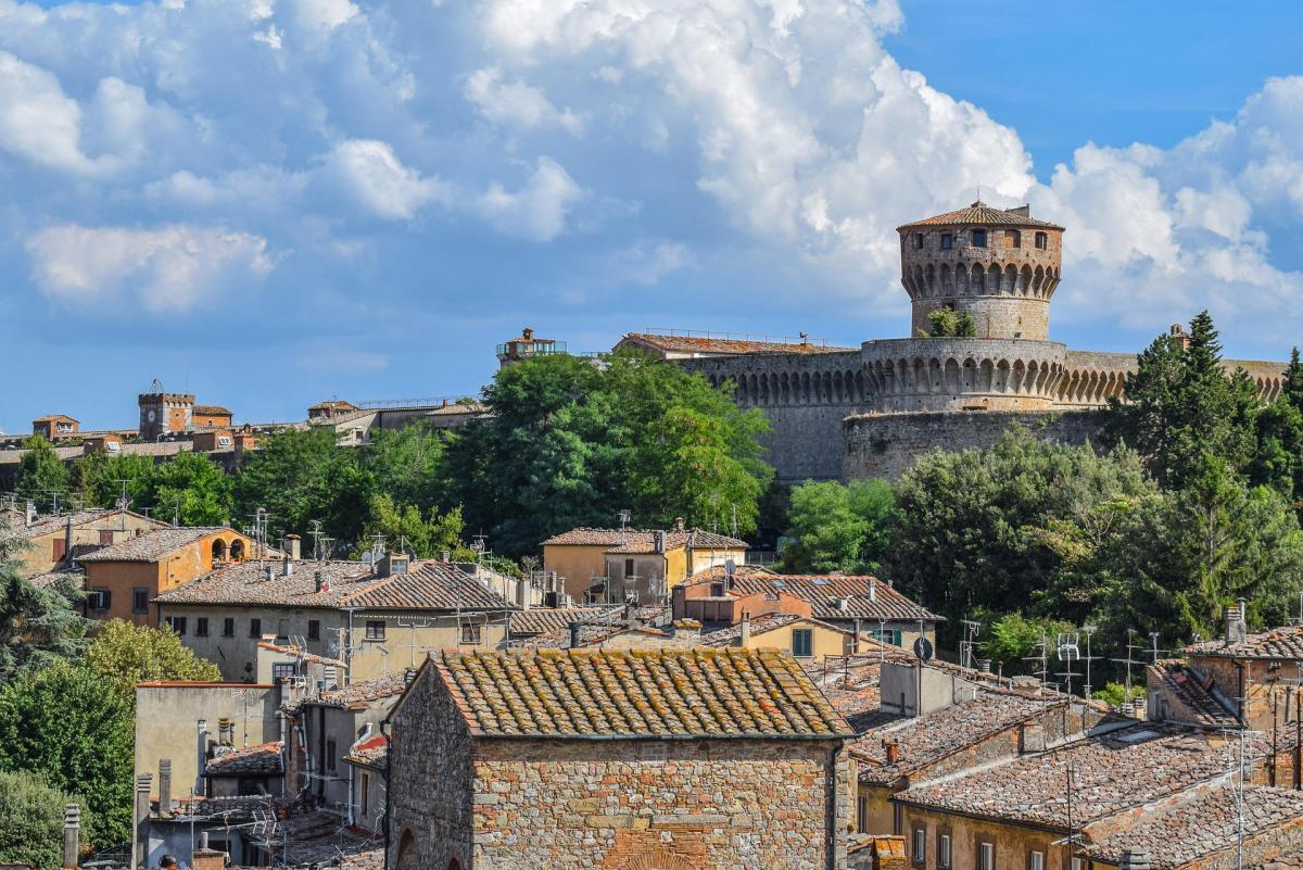 Fortaleza de los Medici en Volterra (La Toscana, Italia)