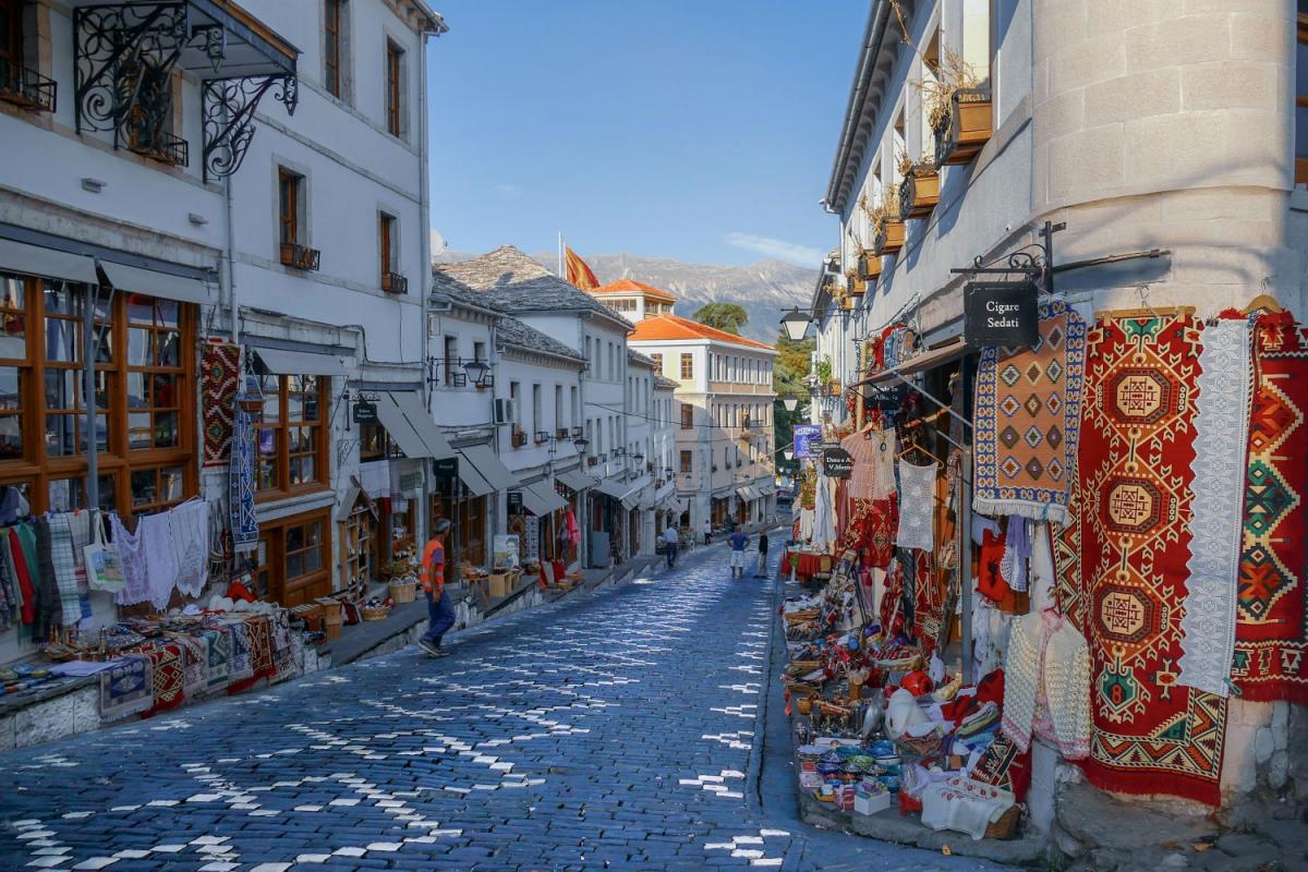Gjirokaster: bazar artesanías (Albania)