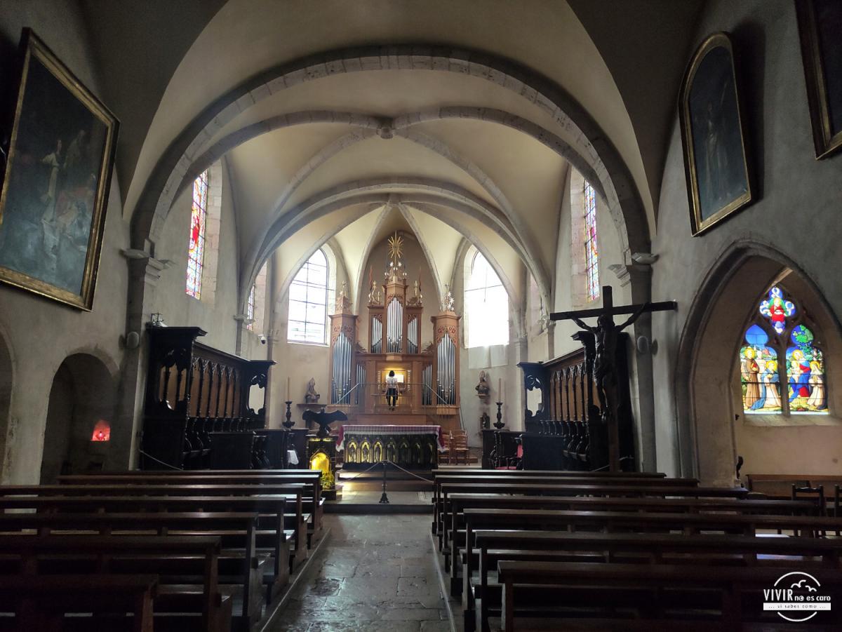 Iglesia interior de Clairvaux les Lacs (Jura, Francia)