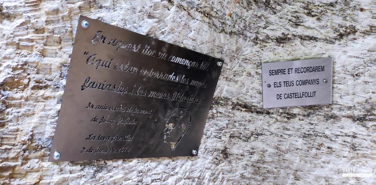 Placa homenaje a Garrell en su tumba (Argelaguer)