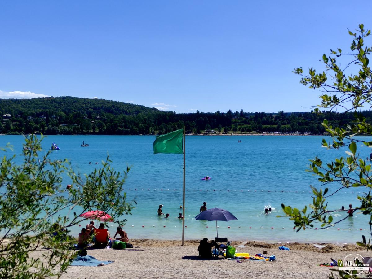 Bandera verde en el Lac Chalain en Jura, Francia