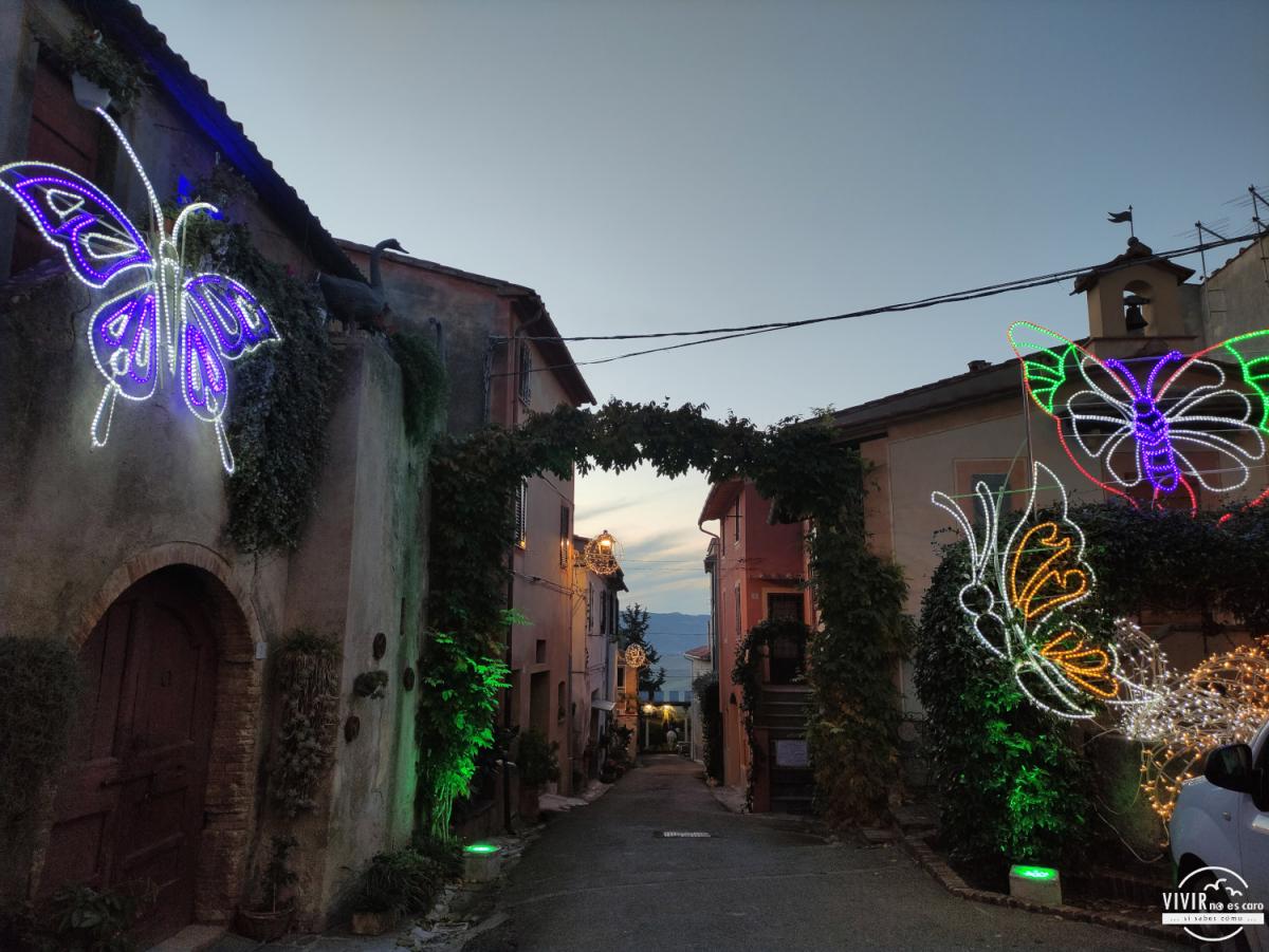 Lajatico decorado con mariposas iluminadas (Italia)