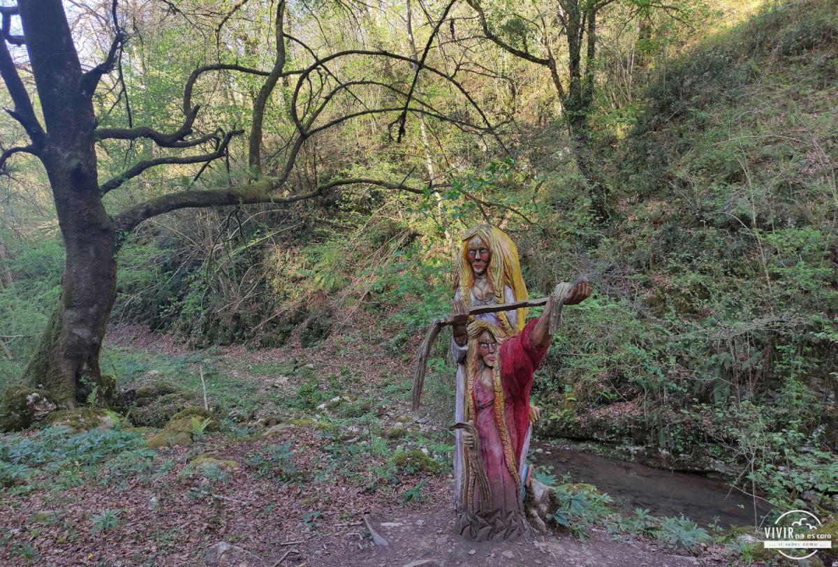 Las mozas de agua en el Bosque Mitológico de Monte Tejas (Cantabria)