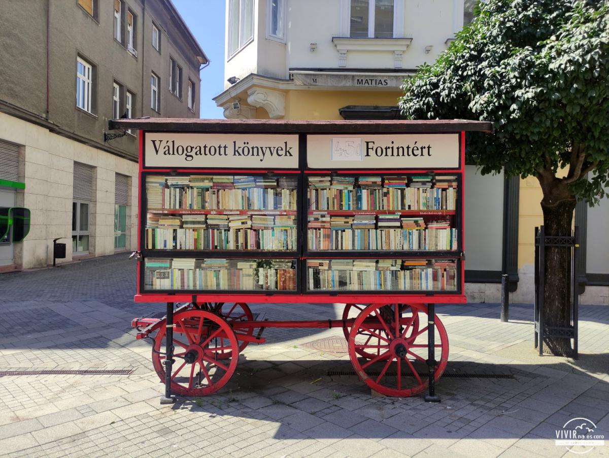 Györ: Carro con libros en la calle Baross Gábor (Hungría)