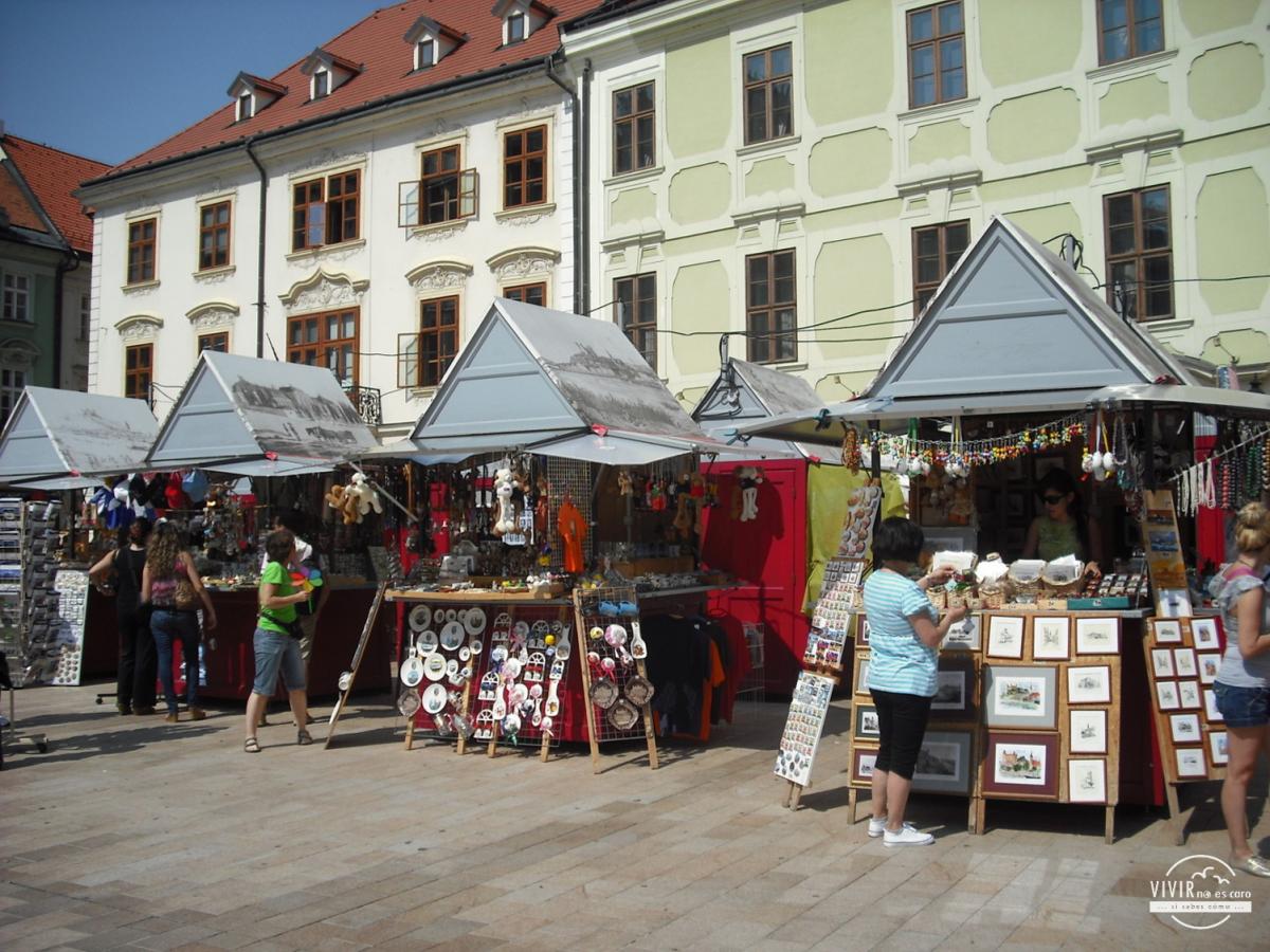 Mercadilla en la Plaza Mayor de Bratislava - Hlavne Namestie