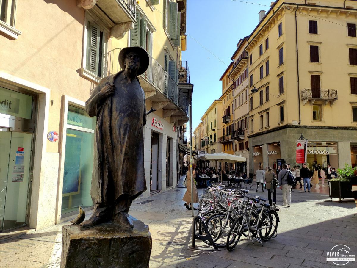Estatua monumento al Poeta Berto Barbarini (Verona, Italia)
