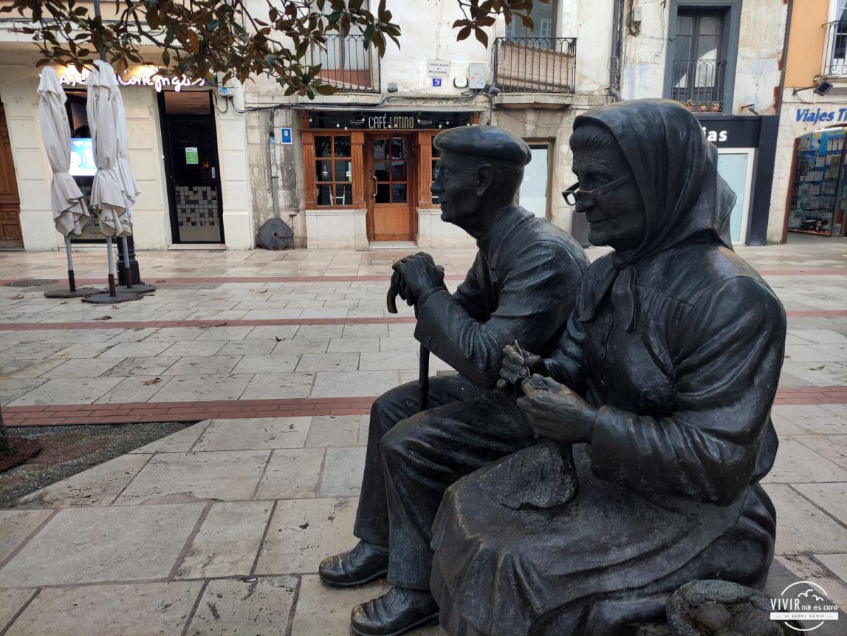 Escultura pareja de ancianos en Burgos