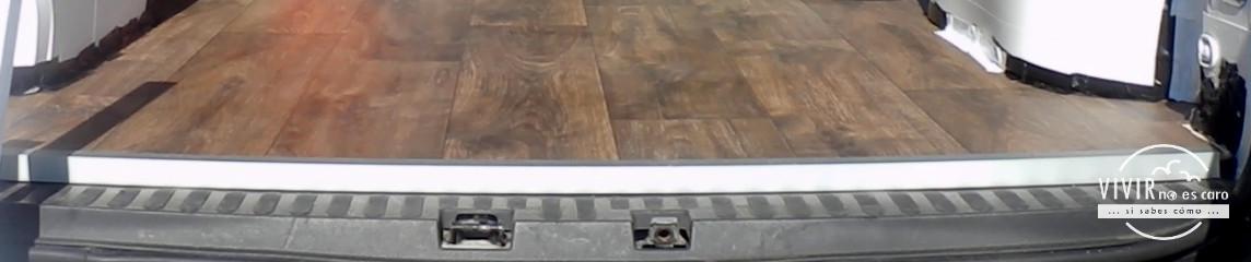 Perfil de aluminio en suelo de furgoneta camperizada