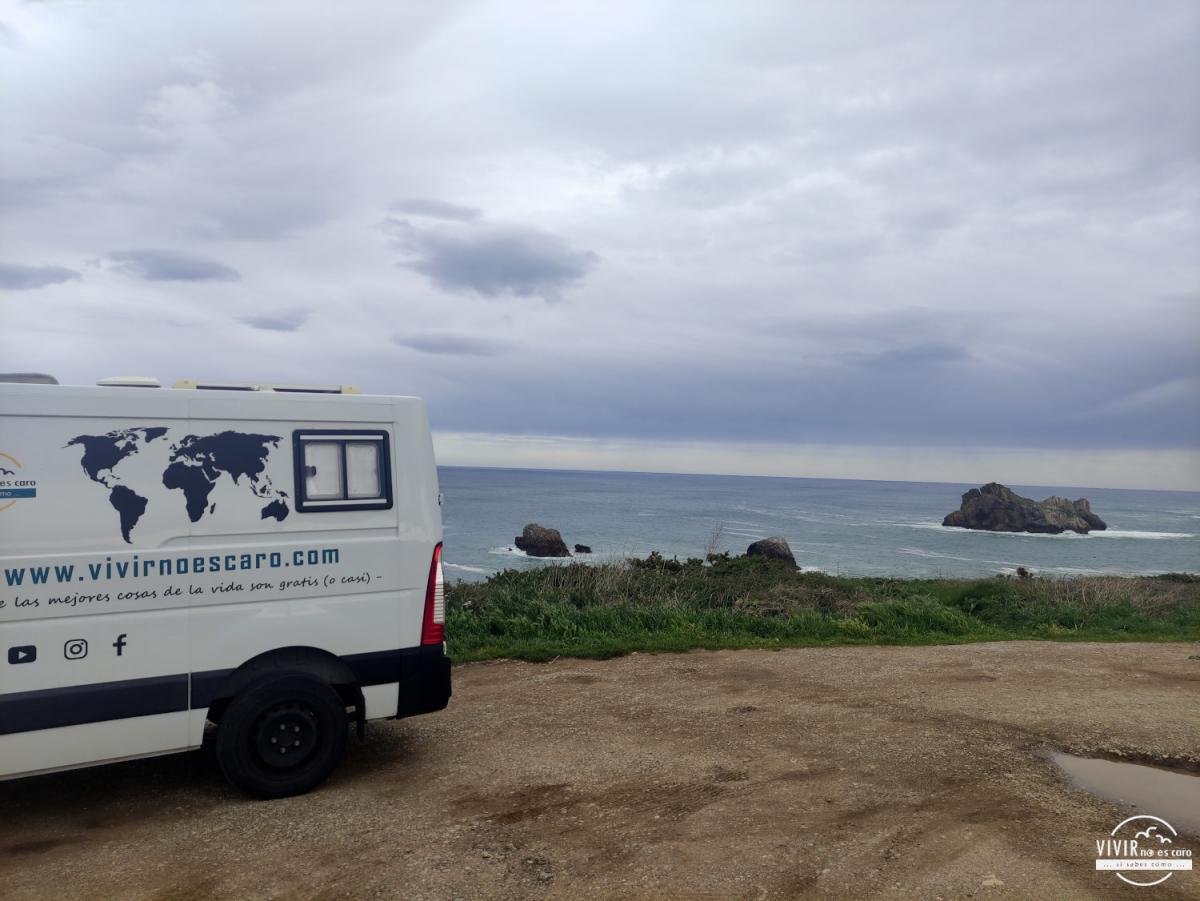 Pernocta en furgoneta camper junto a la Playa de Somocuevas (Cantabria)