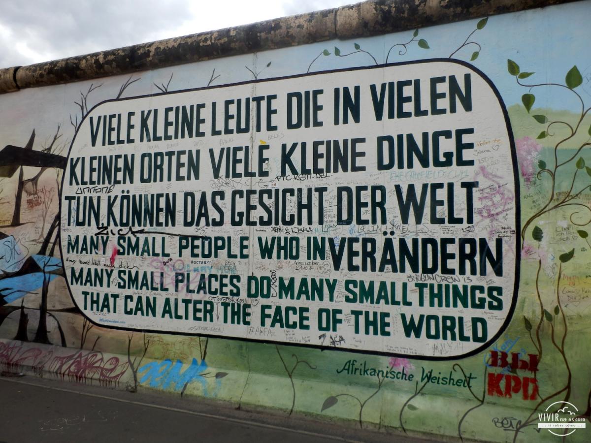 Pintada en el muro de Berlín (en alemán e inglés)