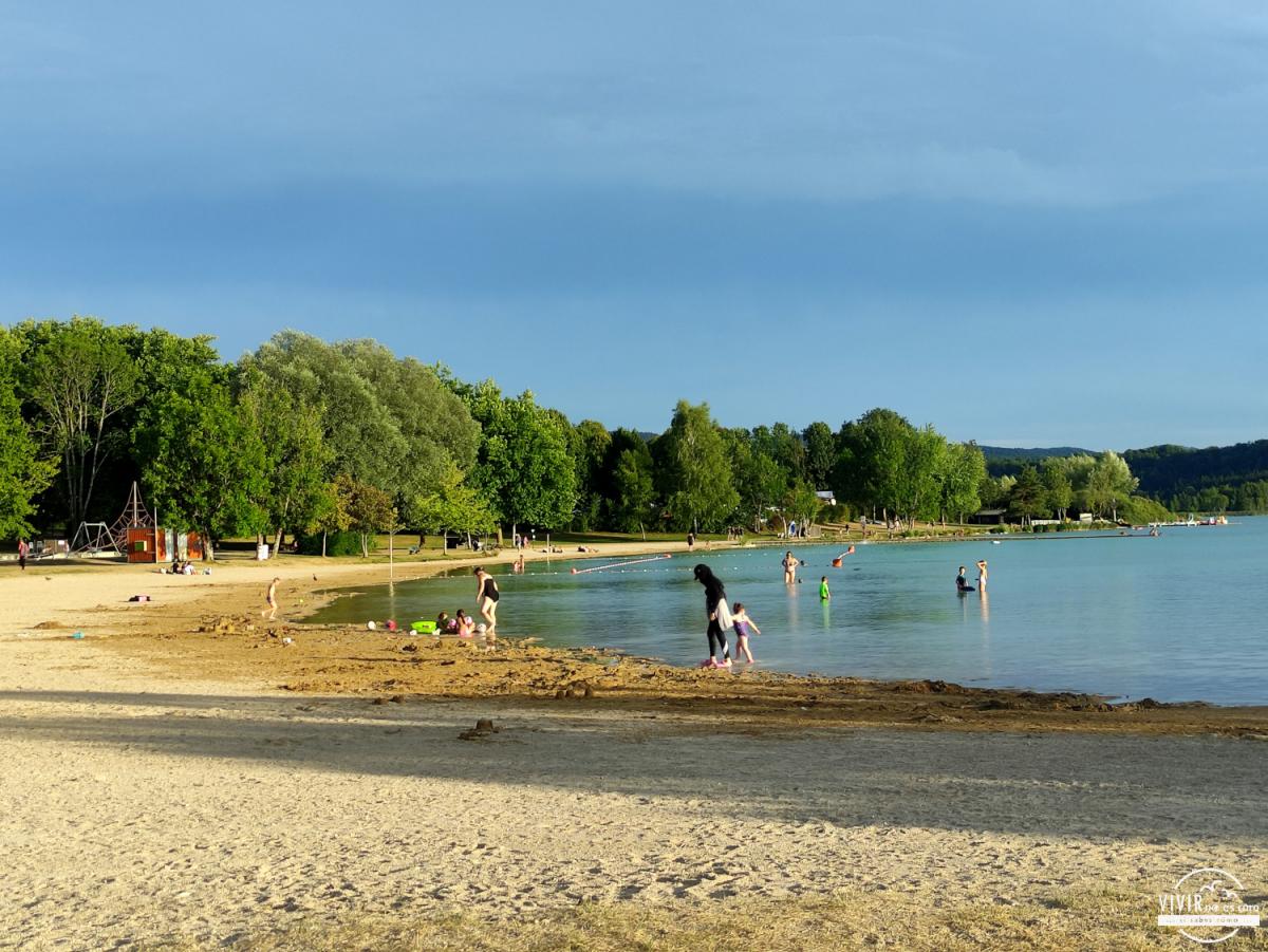 Playa del Lago de Clairvaux-les-Lacs (Jura, Francia)
