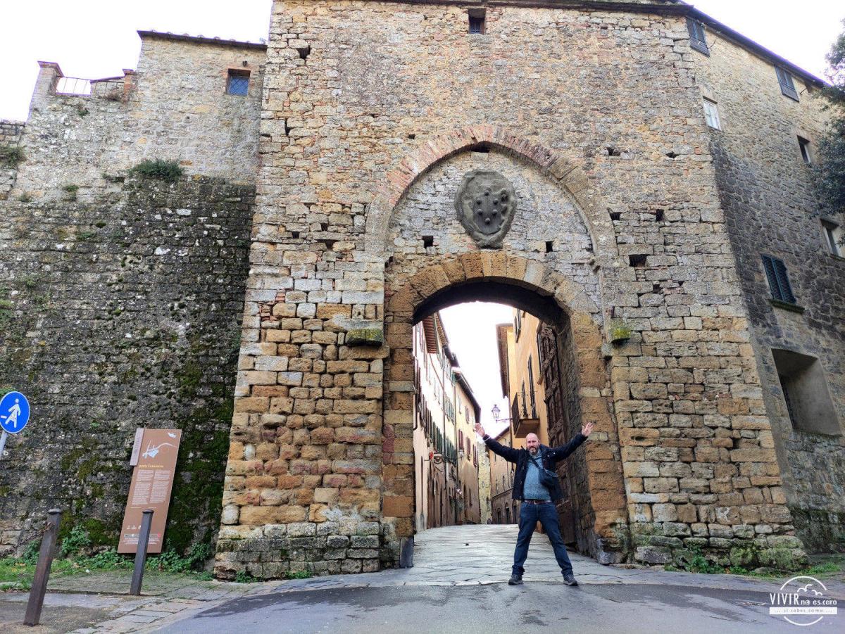 Porta Fiorentina en Volterra (La Toscana, Italia)
