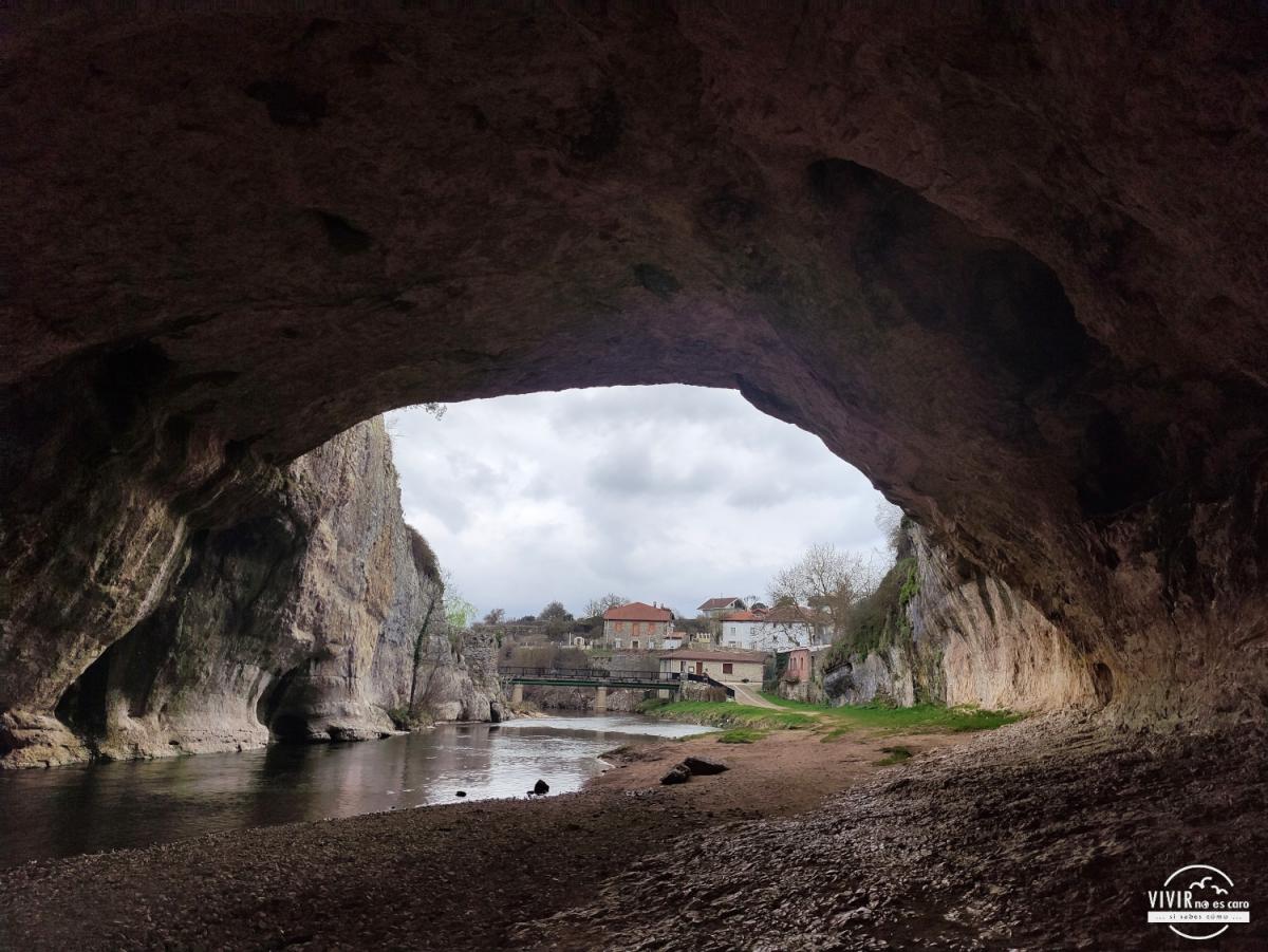 El puente cueva de Puentedey desde dentro (Burgos)