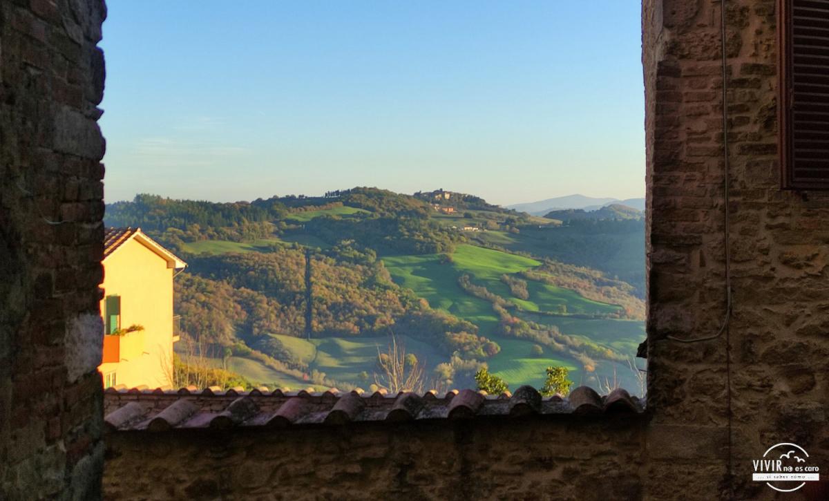 Ventana a las colinas de Radicondoli (La Toscana, Italia)