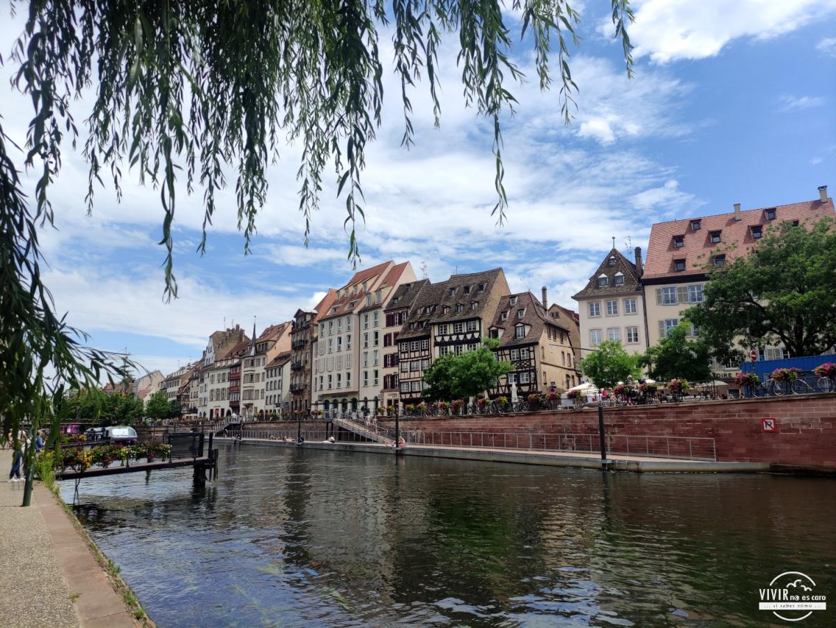 De paseo por el río ill en Estrasburgo (Alsacia, Francia)