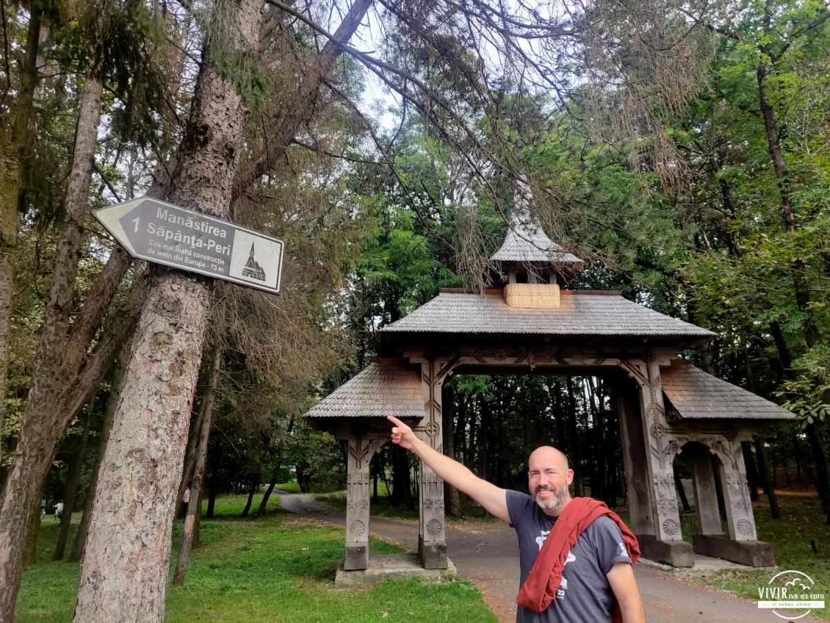 Puerta de madera de Maramures en Sapanta (Rumanía)