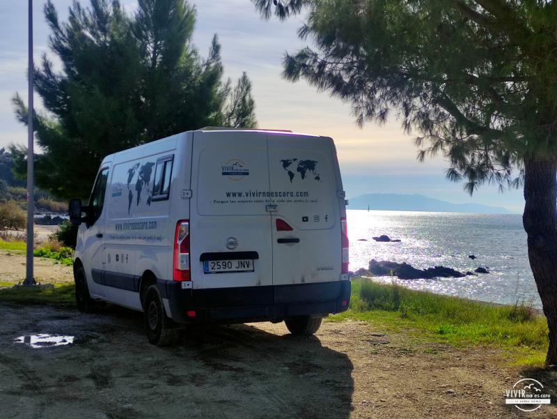 Nuestra furgoneta camper en una playa de Grecia