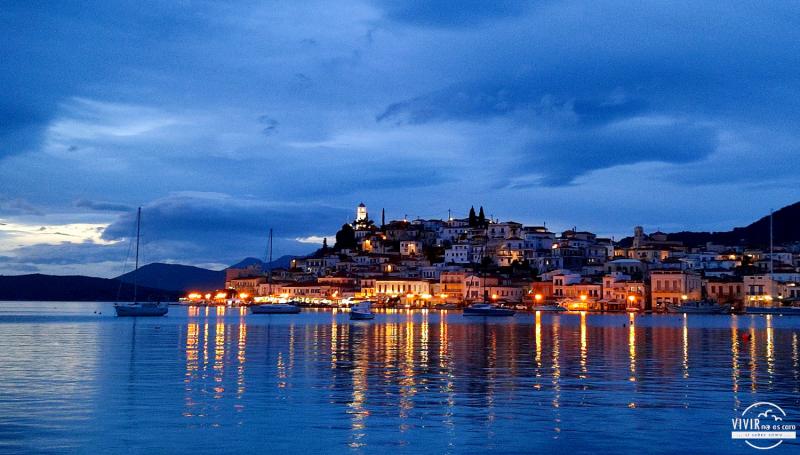 Poros iluminado de noche (Grecia)