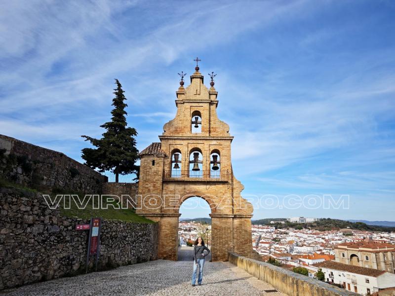 Aracena: Espadaña, puerta del castillo