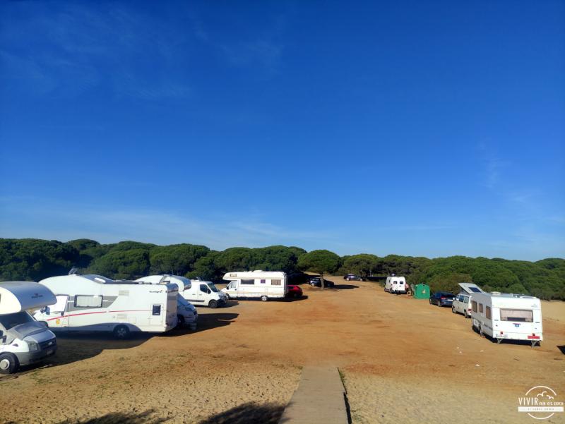 Autocaravanas y furgonetas camper en la Playa de la Bota (Punta Umbria, Huelva)