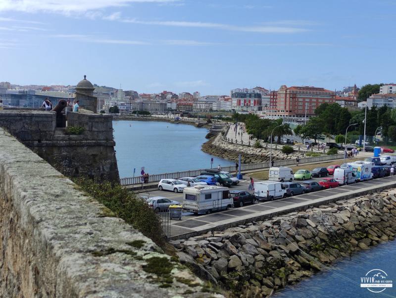 Autocaravanas y furgonetas camper en la ciudad vieja de A Coruña