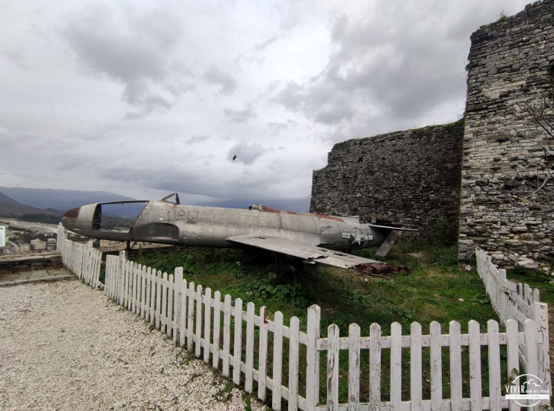 Avión americano en el Castillo de Gjirokaster (Albania)