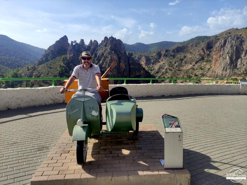 Ayna - Vespa y sidecar película "Amanece que no es poco"