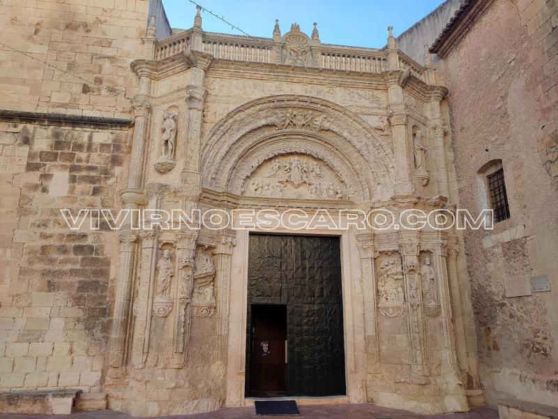 Biar: portada plateresca de la iglesia